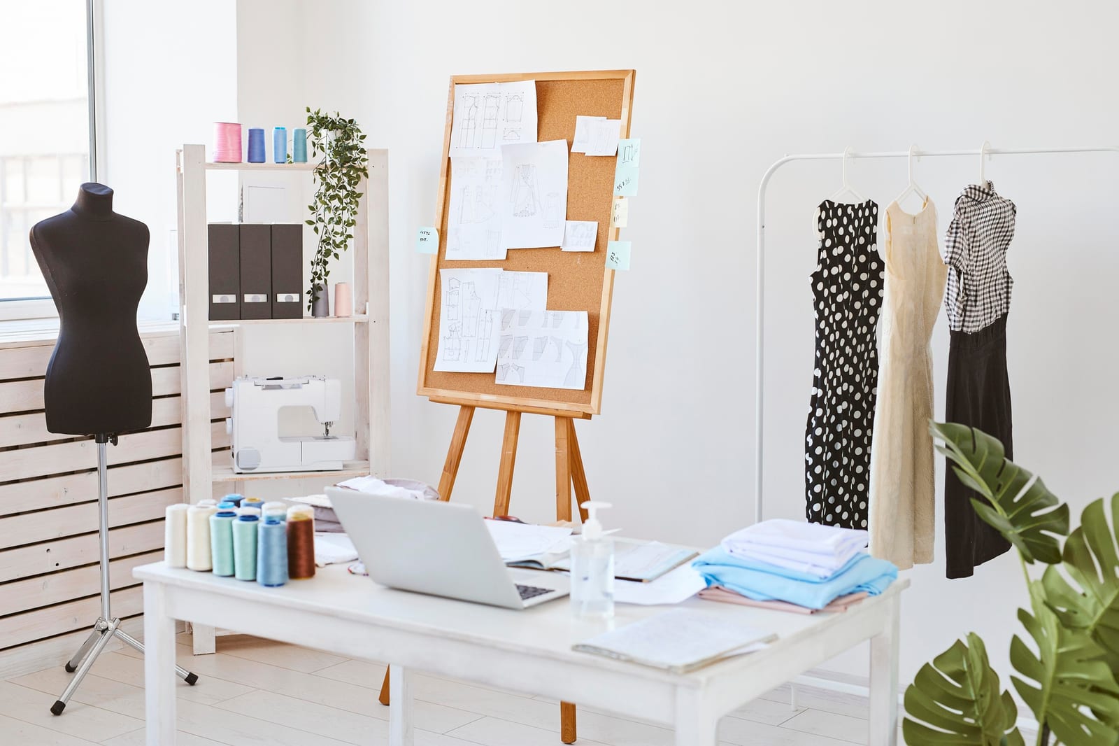 Atelier-Arbeitsplatz mit Moodboard und Stoffmustern