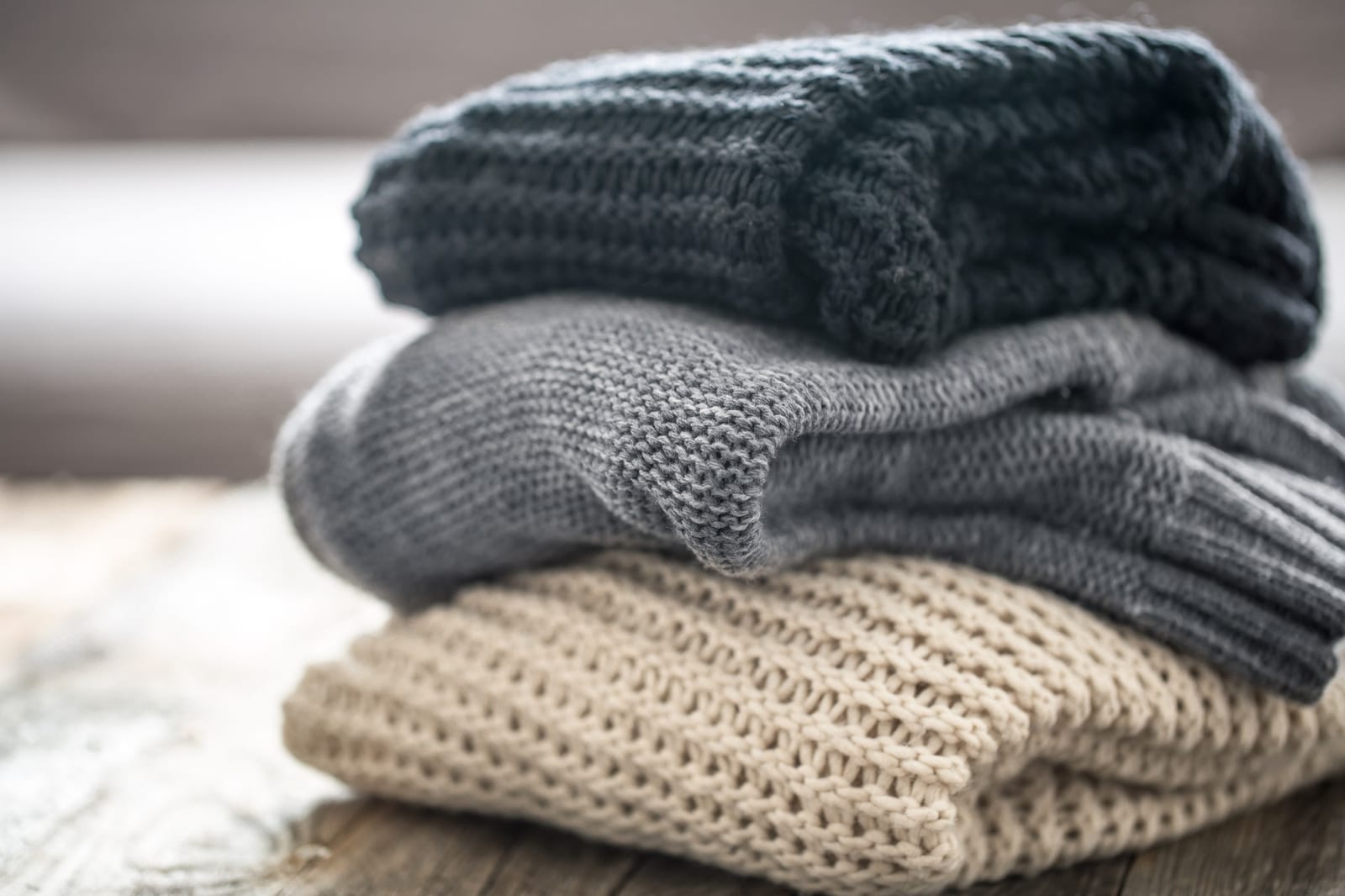 Gestapelte gestrickte Cashmere-Pullover